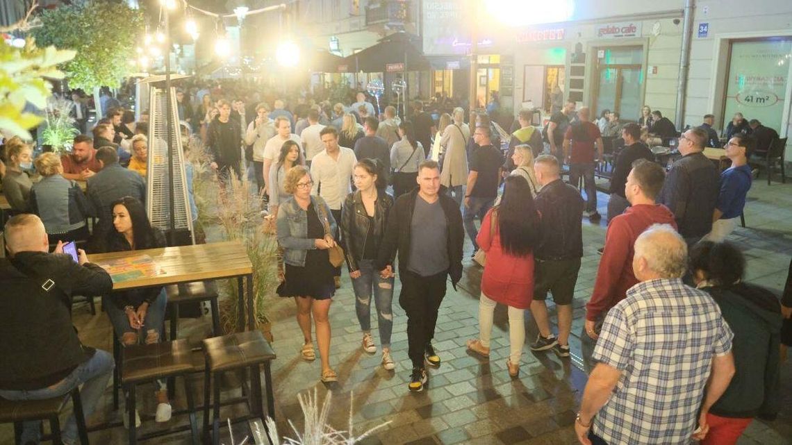 Ostatni weekend wakacji: tłumy na pl. Litewskim i deptaku w Lublinie