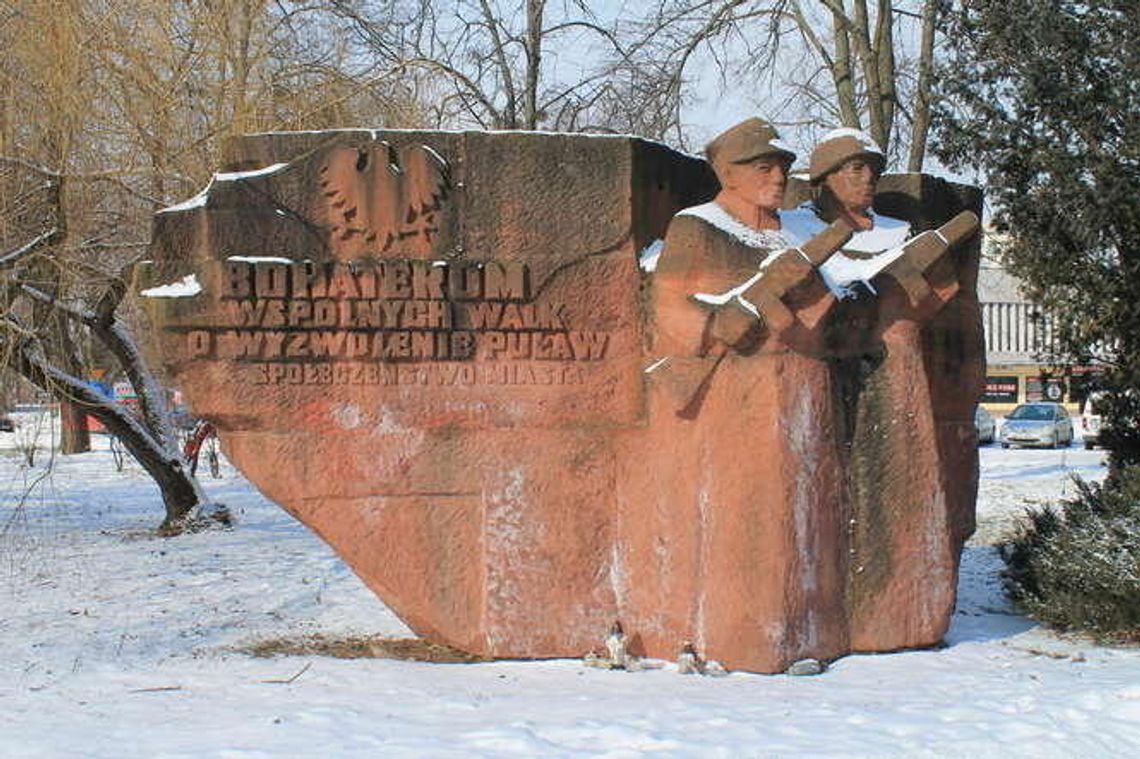 Ostatnie chwile puławskiego pomnika. Zniknie lada dzień