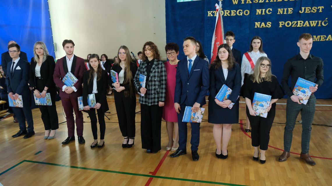 Ostatnie dni przed maturą 2022. Absolwenci z Podwala odebrali świadectwa i nagrody