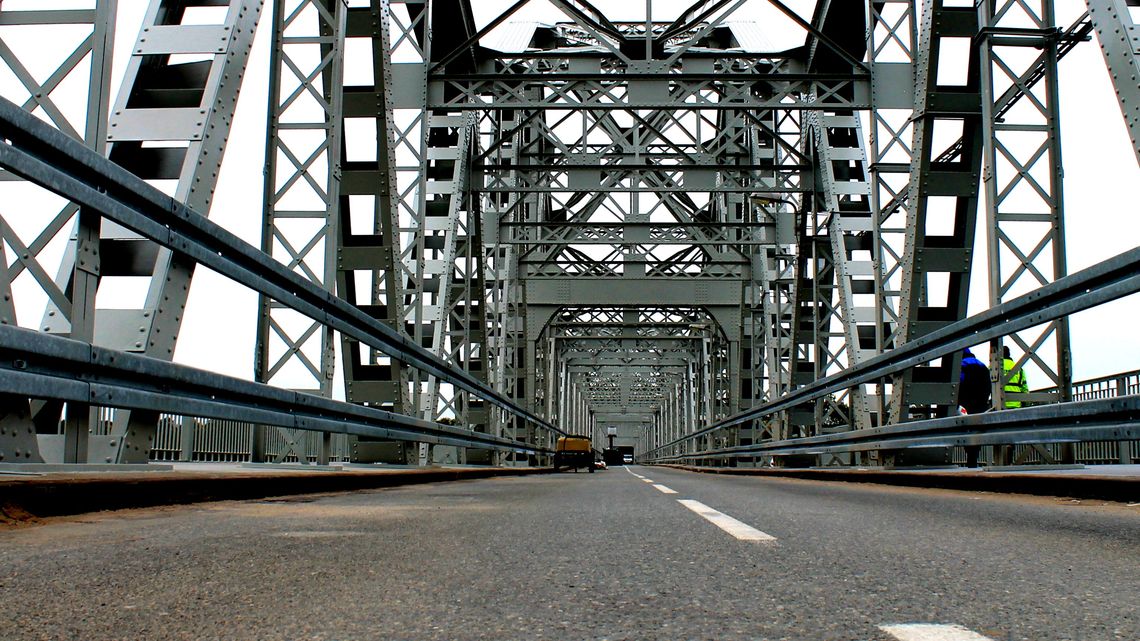 Ostatnie prace na starym moście, wandale dali już o sobie znać [zdjęcia]