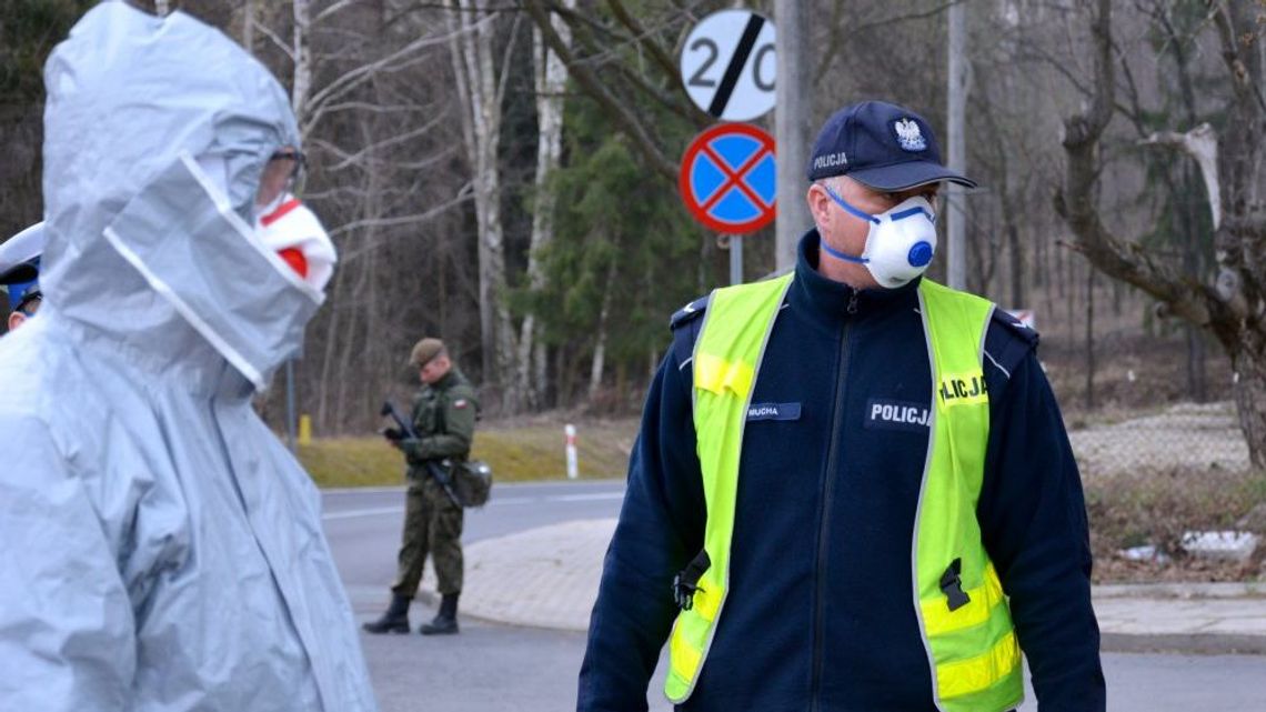 Ostatniej doby policjanci sprawdzili prawie 150 tys. osób poddanych kwarantannie. Odnotowano 700 naruszeń