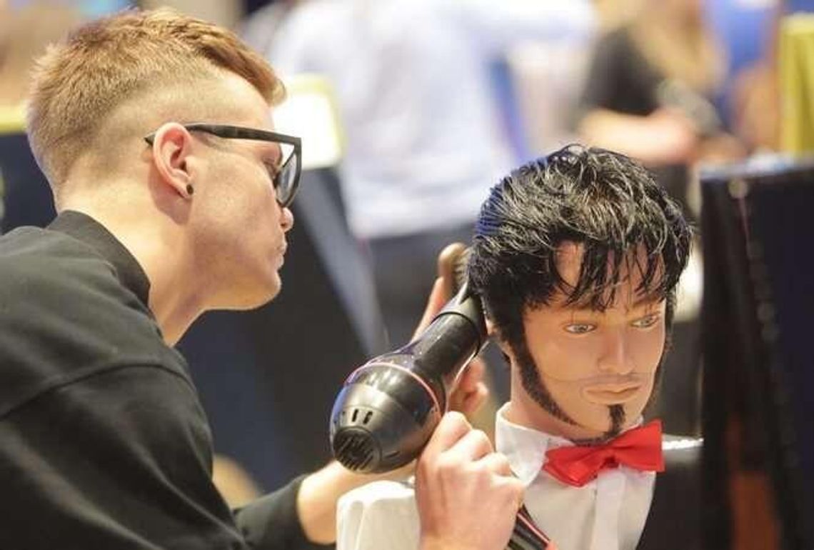 Ostra walka na nożyczki. Mistrzostwa Fryzjerstwa Juniorów w Lublinie Ostra walka na nożyczki. Mistrzostwa Fryzjerstwa Juniorów w Lublinie