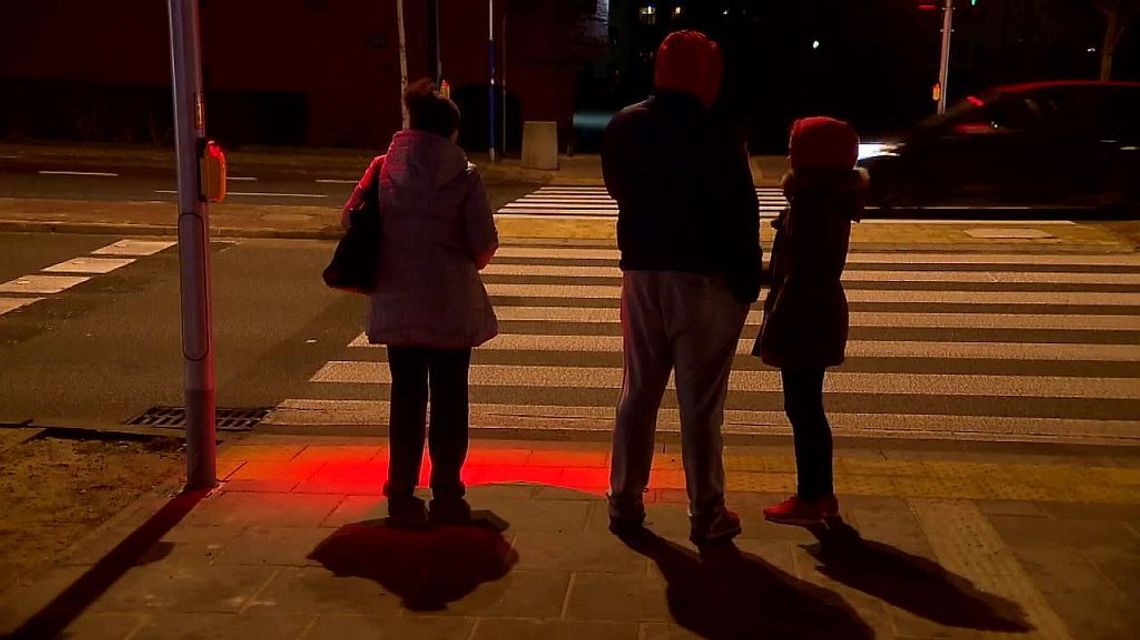 Ostrzeżenie dla "smartfonowych zombie". To pierwsze takie przejście w Warszawie Ostrzeżenie dla "smartfonowych zombie". To pierwsze takie przejście w Warszawie