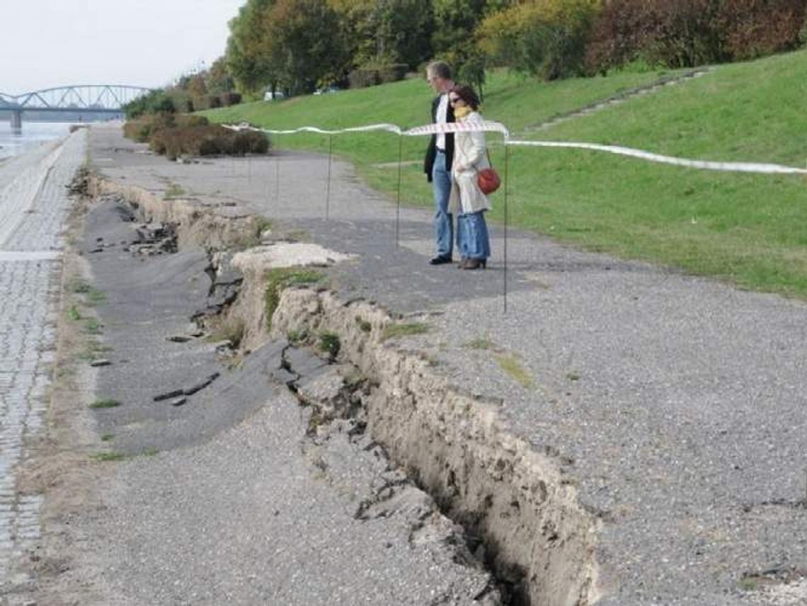 Osunął się fragment Bulwaru Filadelfijskiego w Toruniu