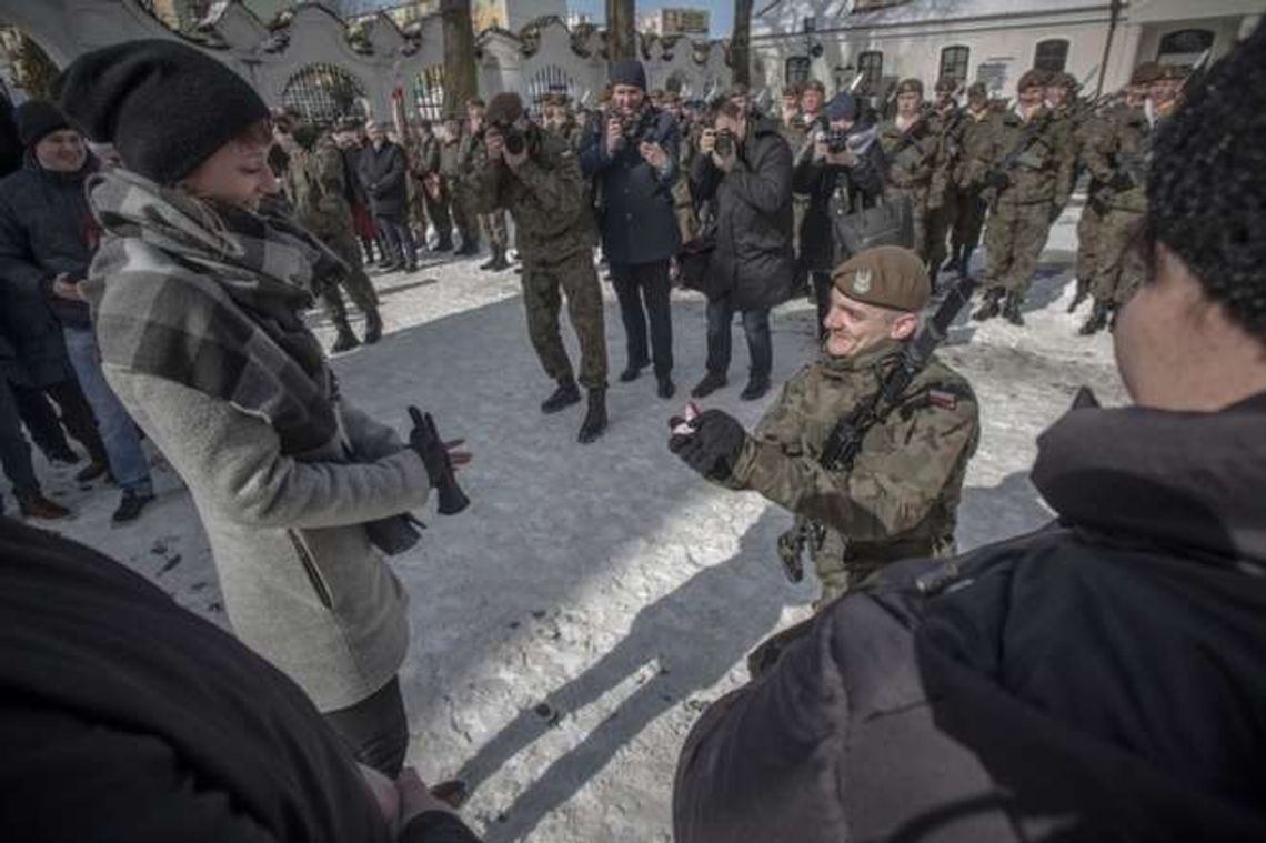 Oświadczyny podczas przysięgi terytorialsów w Lubartowie [zdjęcia]