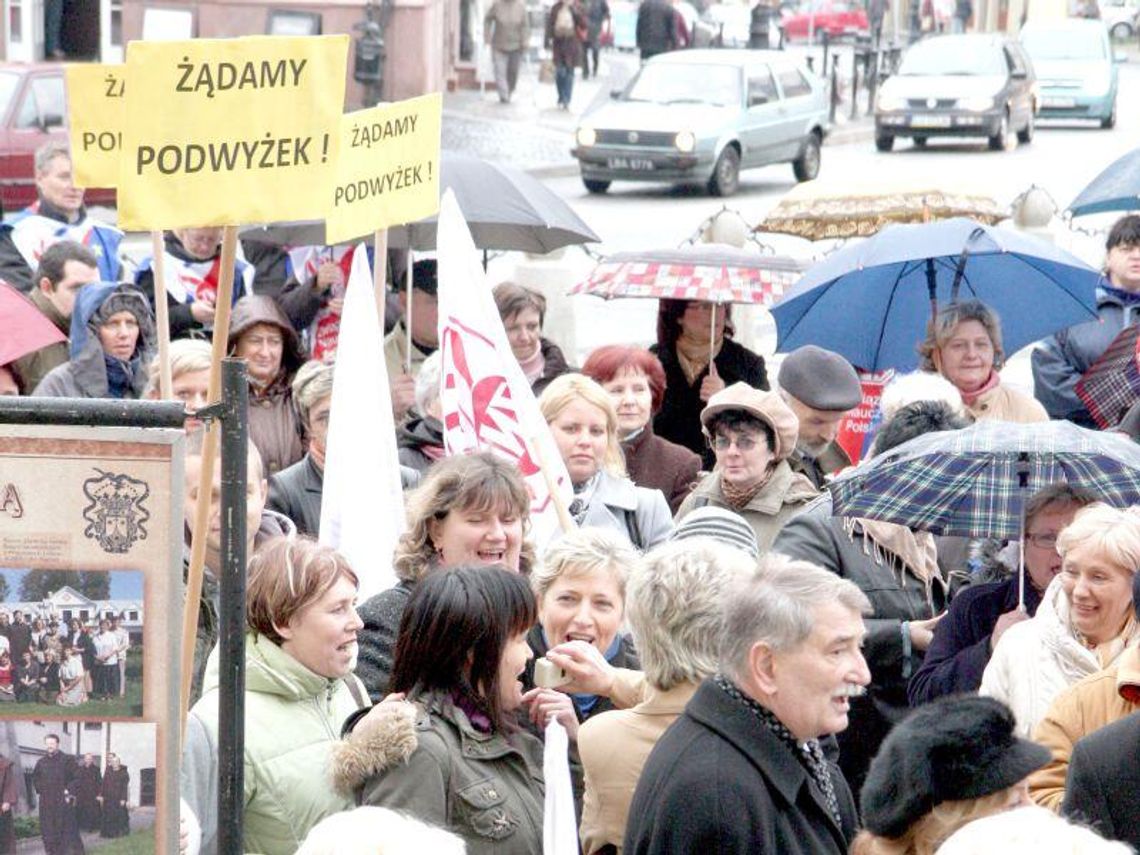 Oświata: Podwyżki będą, ale za pół roku Oświata: Podwyżki będą, ale za pół roku