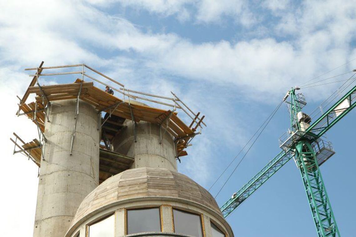 Oświetlą krzyż kościoła. Żeby piloci widzieli