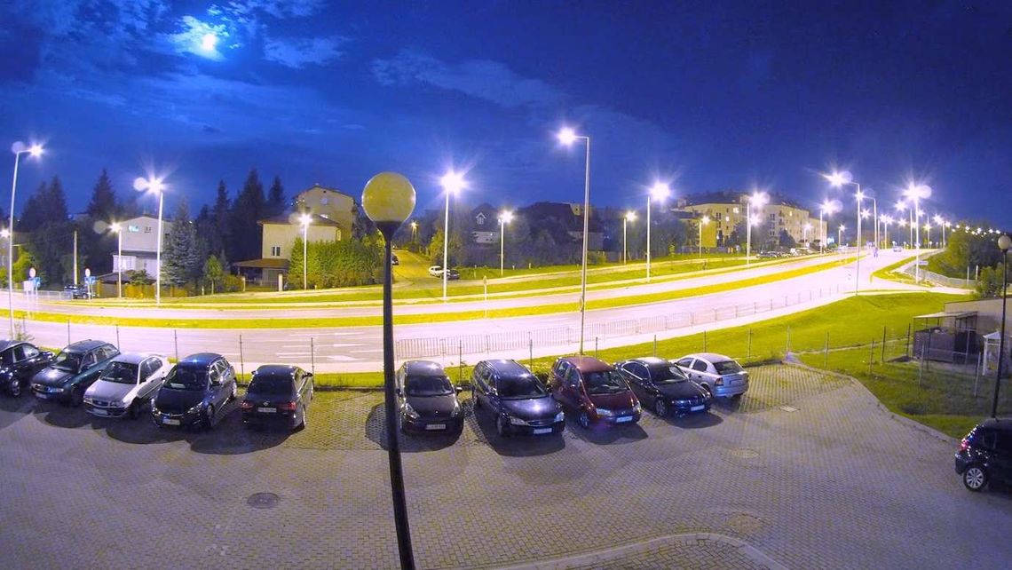 "Oszczędzają na bezpieczeństwie". Latarnie w Lublinie włączane są za późno?
