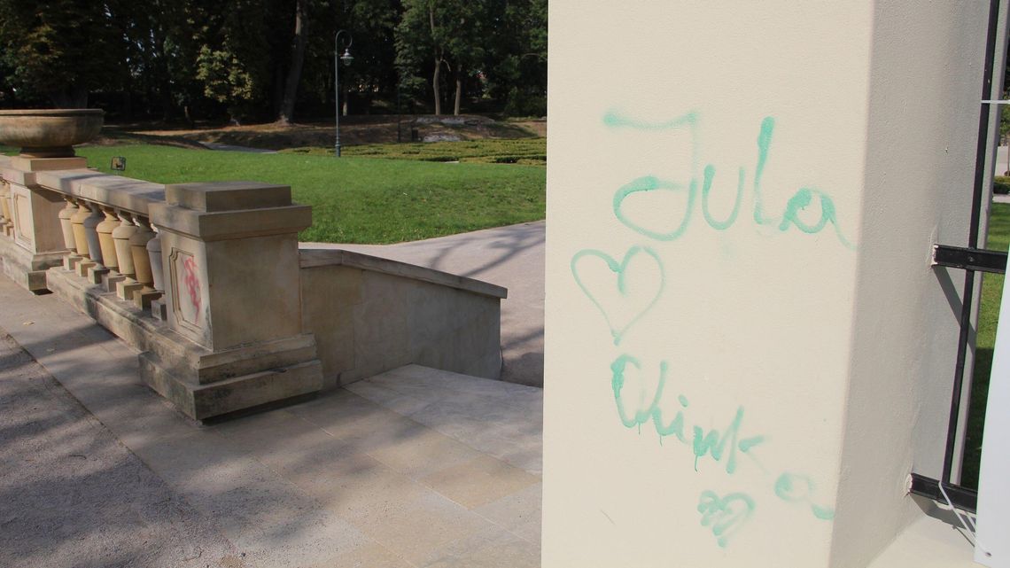 Oszpecili ogrodzenie w parku w Białej Podlaskiej