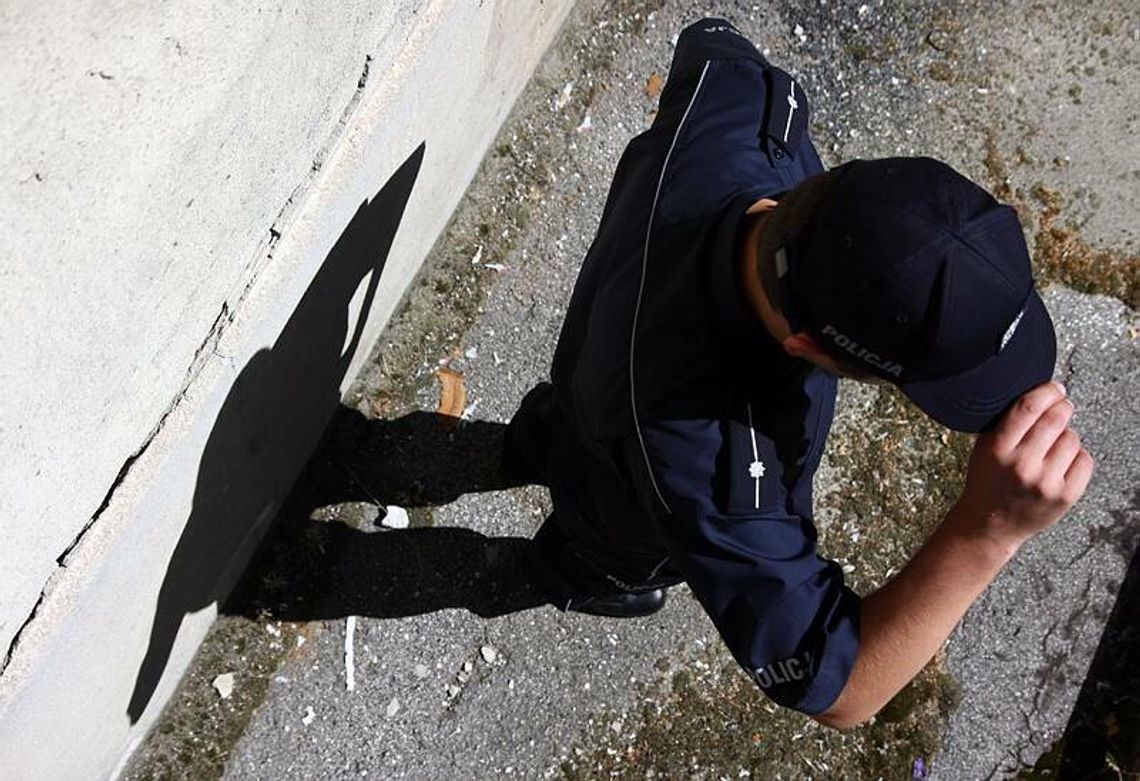 Oszuści podali się za policjantów, wyłudzili 20 tys. złotych Oszuści podali się za policjantów, wyłudzili 20 tys. złotych