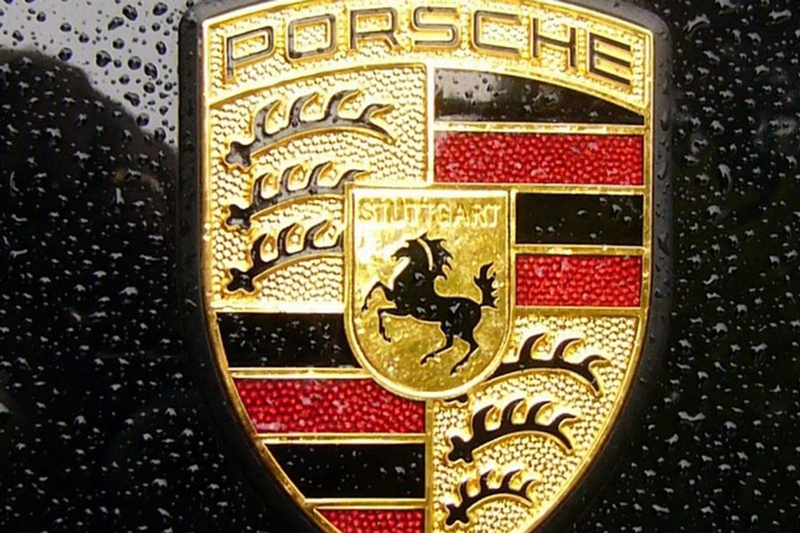 Oszuści wyłudzili miliony złotych i dwa porsche
