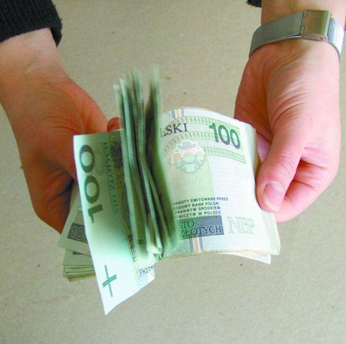 Oszuści zamotali w głowie starszemu panu i ukradli ponad 2 tys. zł