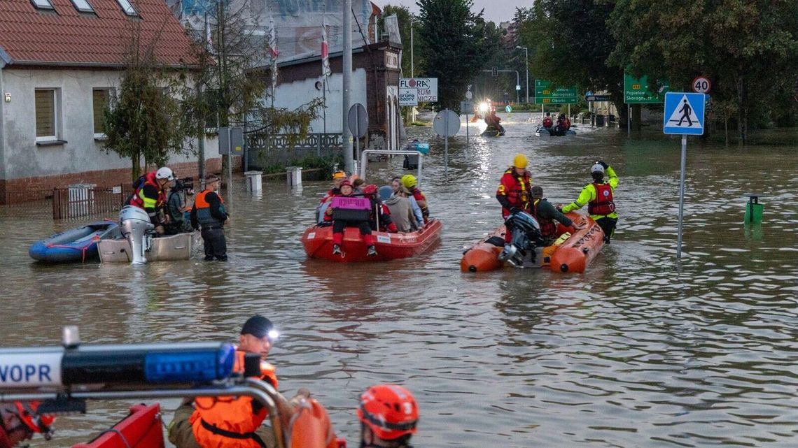 Oszuści żerują na powodzi. Policja ostrzega Oszuści żerują na powodzi. Policja ostrzega