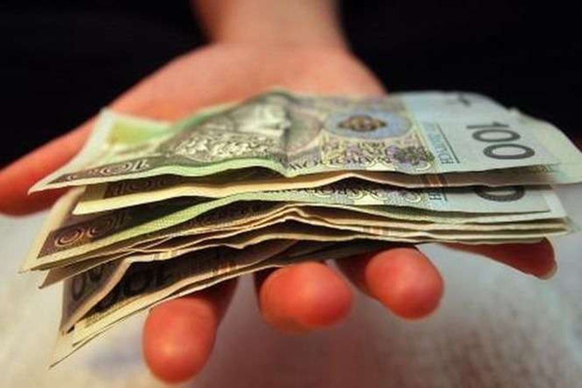 Oszust obiecał dofinansowanie z UE. Stracili 6 tys. zł