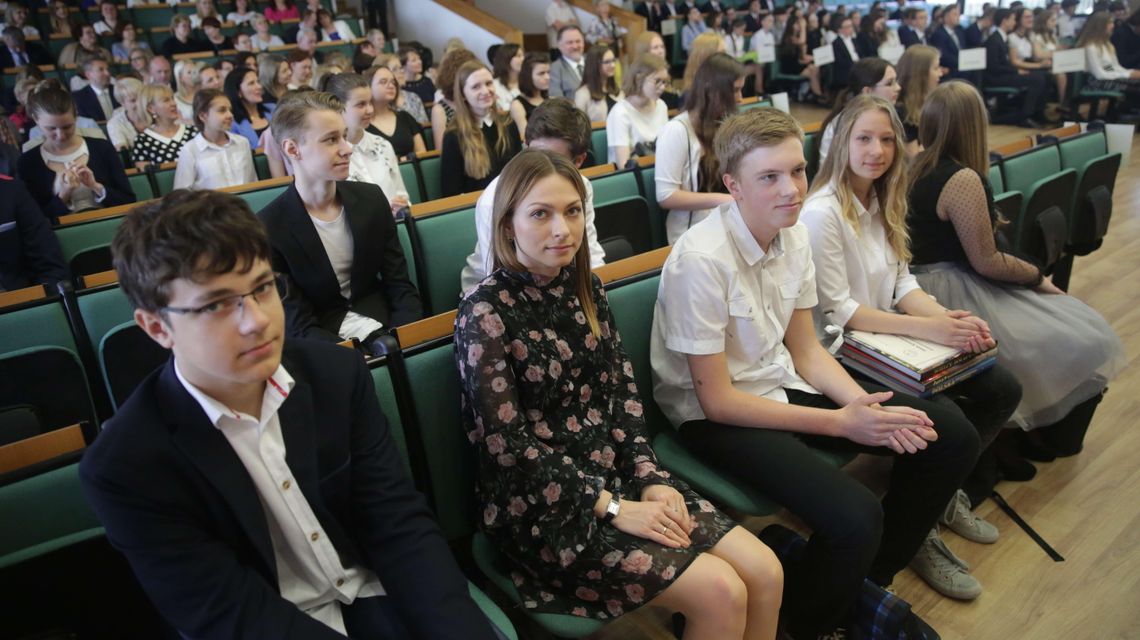 Oto najlepsi uczniowie. Laureaci konkursów nagrodzeni przez kuratorium [zdjęcia]