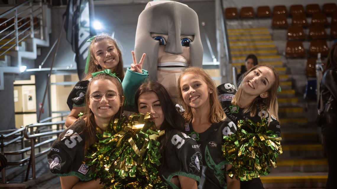 Oto sześć Perełek Tytanów Lublin przy linii bocznej