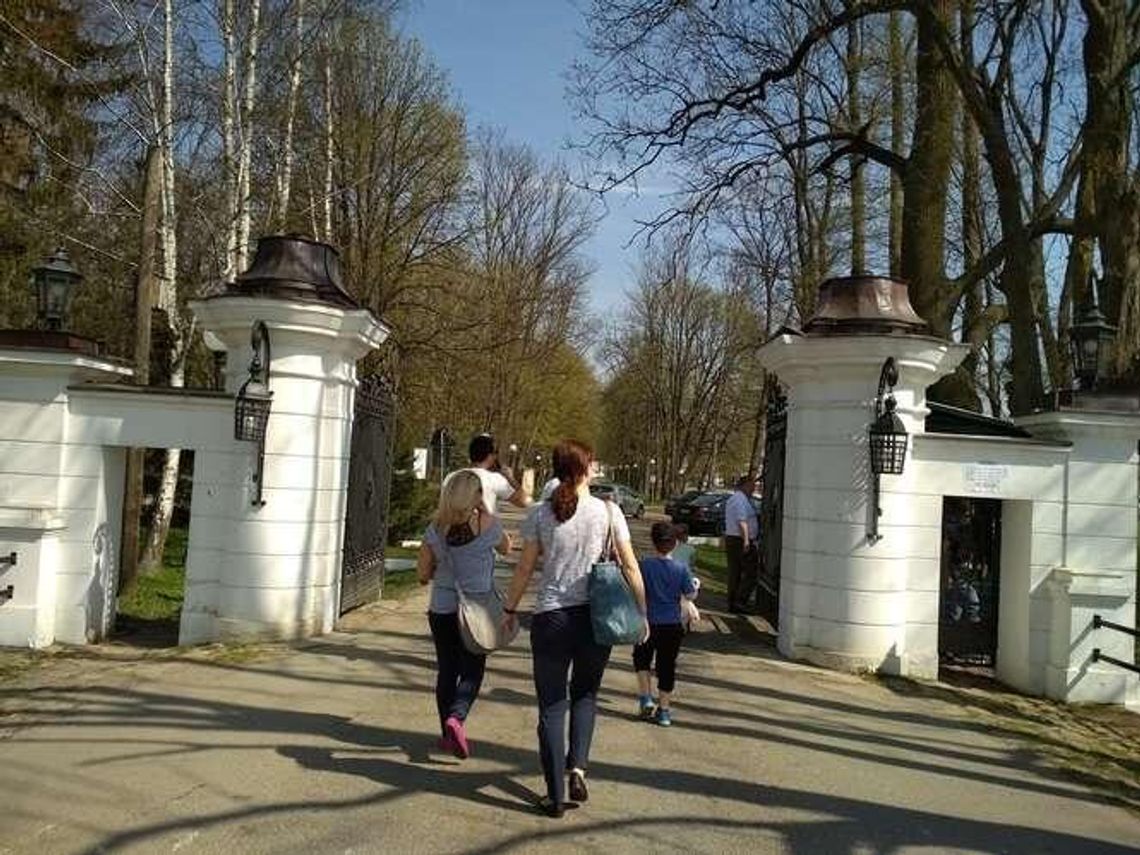 Otwarta brama do stadniny koni. Można wejść za 3 złote Otwarta brama do stadniny koni. Można wejść za 3 złote