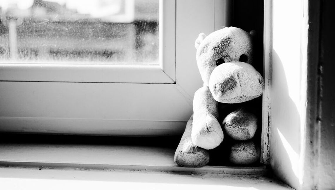 Otwarte okno na VIII piętrze i dzieci na parapecie. Ważny apel policji