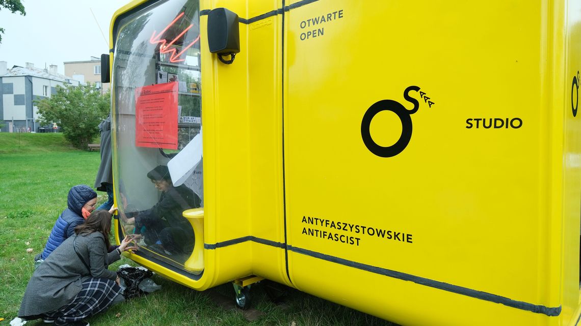 Otwarte Studio Antyfaszystowskie - żółty kiosk przed Galerią Labirynt