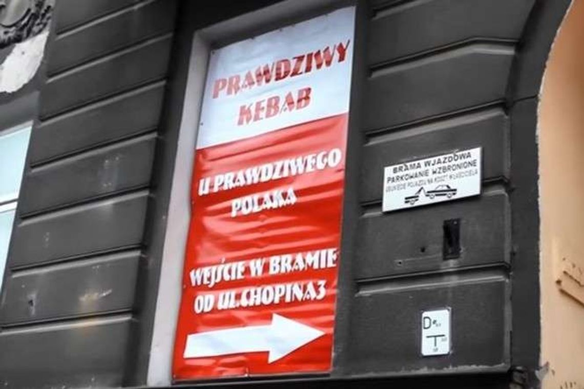 Otworzyli kebab u Prawdziwego Polaka. Marian Kowalski przeciął wstęgę Otworzyli kebab u Prawdziwego Polaka. Marian Kowalski przeciął wstęgę