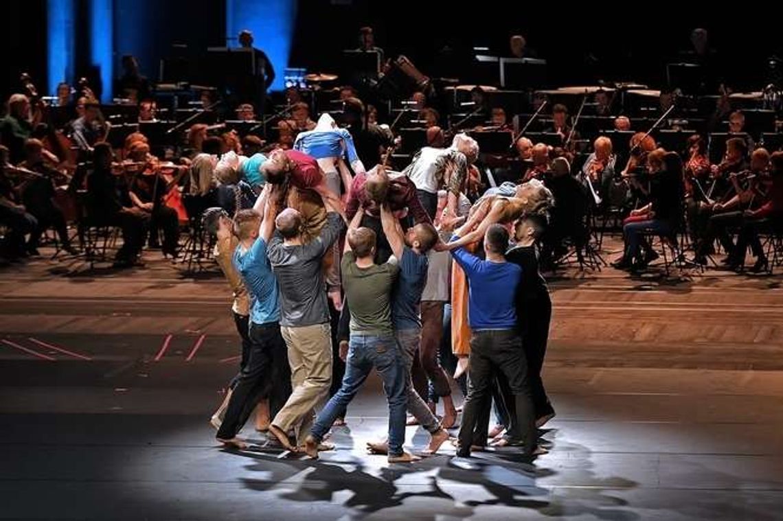 Owacje po nowatorskim spektaklu "Przejścia" w CSK w Lublinie