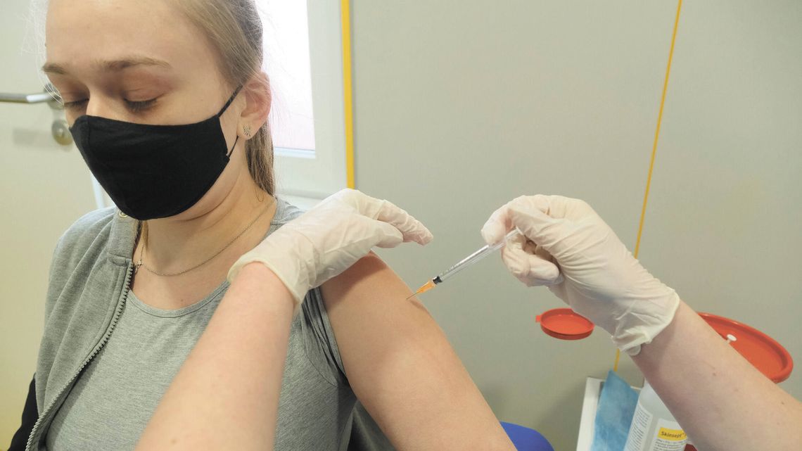 Ozdrowieńców zaszczepią szybciej i jest pytanie, czy to dobrze?