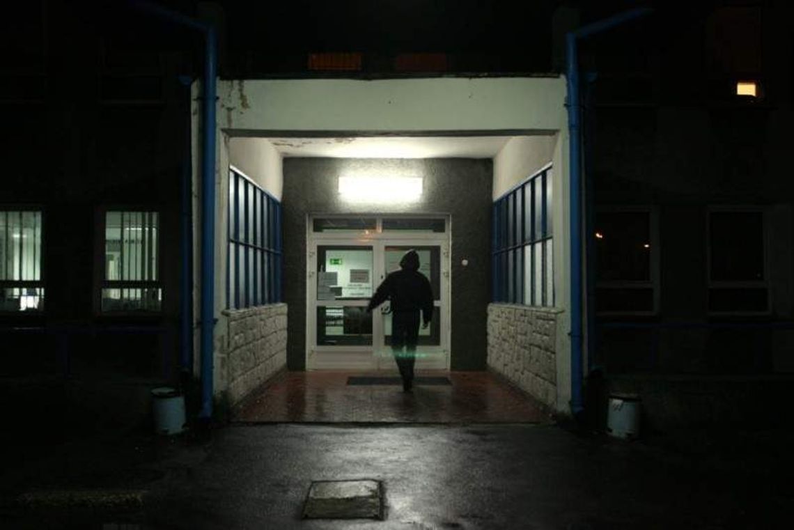 Pacjenci czekali całą noc w poczekalni do poradni. Na darmo