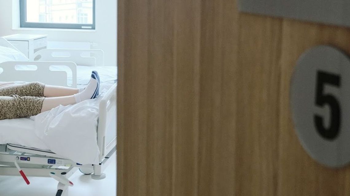 Pacjent skarży się na wysoką temperaturę. Dyrektor: "Tak jest w całym szpitalu, na salach chorych również"