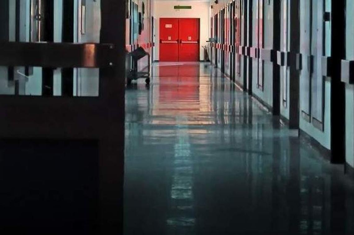 Pacjent zmarł na korytarzu szpitala. Lekarz zdjęty z dyżurów