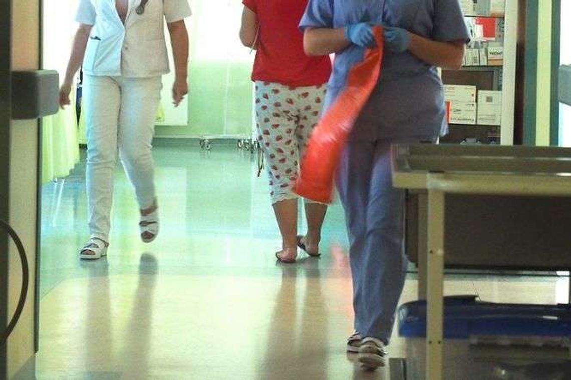 Pacjentka 9 godzin leżała w izbie przyjęć, nie żyje. Lekarka i pielęgniarka przed sądem Pacjentka 9 godzin leżała w izbie przyjęć, nie żyje. Lekarka i pielęgniarka przed sądem