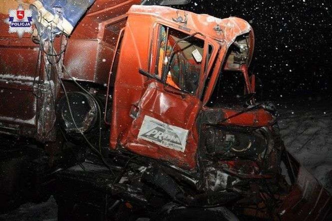 Padał śnieg, ale zaczął wyprzedzać ciężarówkę. To mogło skończyć się tragicznie Padał śnieg, ale zaczął wyprzedzać ciężarówkę. To mogło skończyć się tragicznie