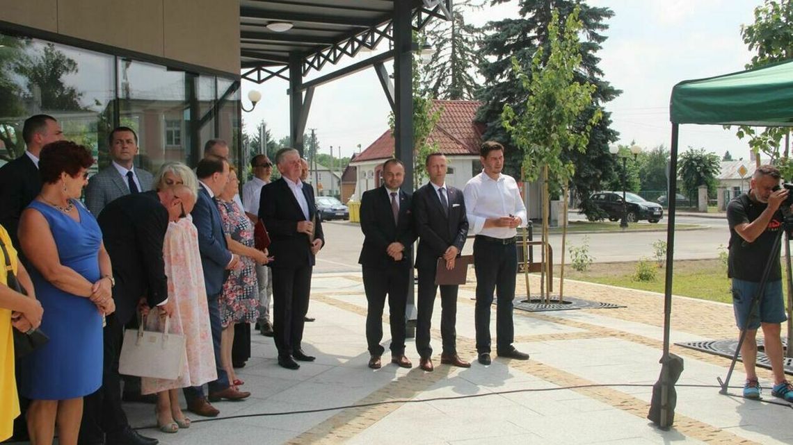 Palące słońce na otwarciu skweru z fontanną. Drzewa wycięte, goście chowali się pod dachem