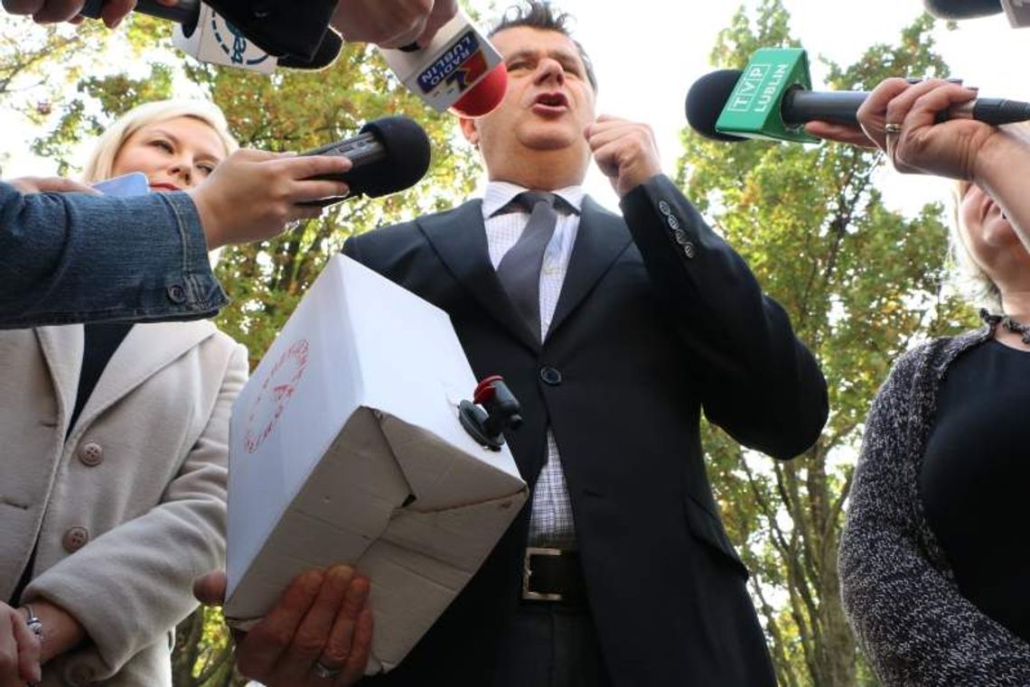Palikot w Lublinie: Legalny bimber i totolotek dla artystów Palikot w Lublinie: Legalny bimber i totolotek dla artystów