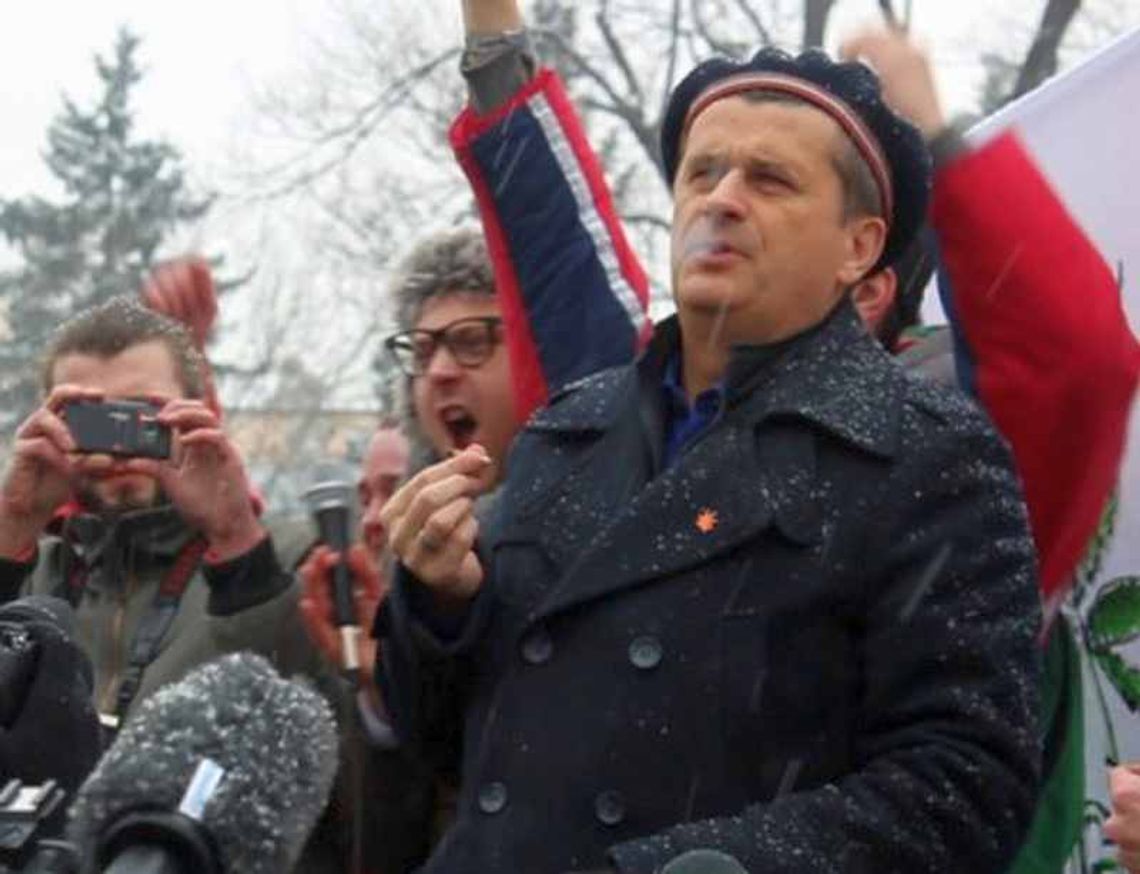 Palikot zapalił skręta przed Sejmem 