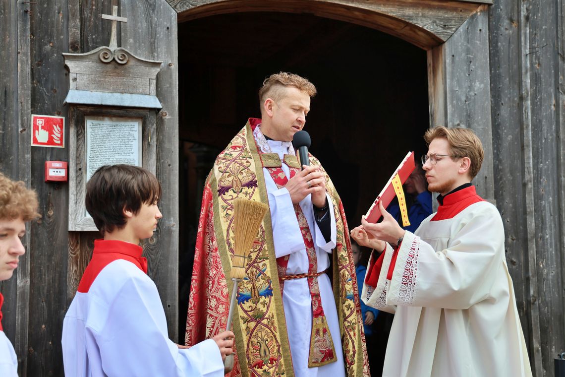 Palmy w dłoniach i początek Wielkiego Tygodnia. Tak wyglądała Niedziela Palmowa w skansenie Palmy w dłoniach i początek Wielkiego Tygodnia. Tak wyglądała Niedziela Palmowa w skansenie