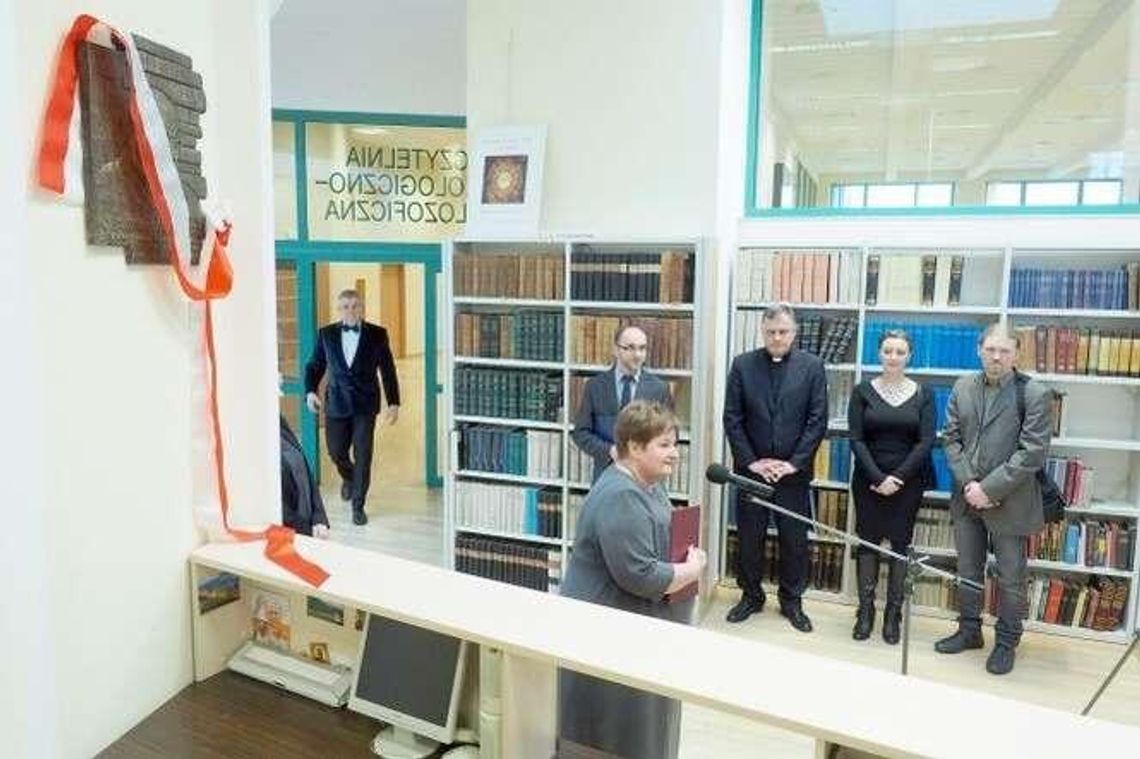 Pamiątkowa płaskorzeźba dla ojca dyrektora Pamiątkowa płaskorzeźba dla ojca dyrektora