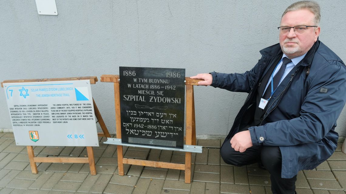 Pamiątkowa tablica wraca na swoje miejsce. Dawniej był tu Szpital Żydowski
