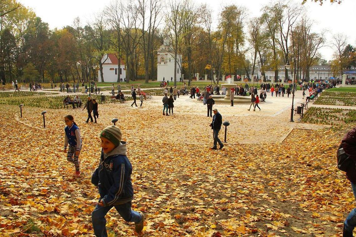 Pamiątkowe zdjęcie przy fontannie 