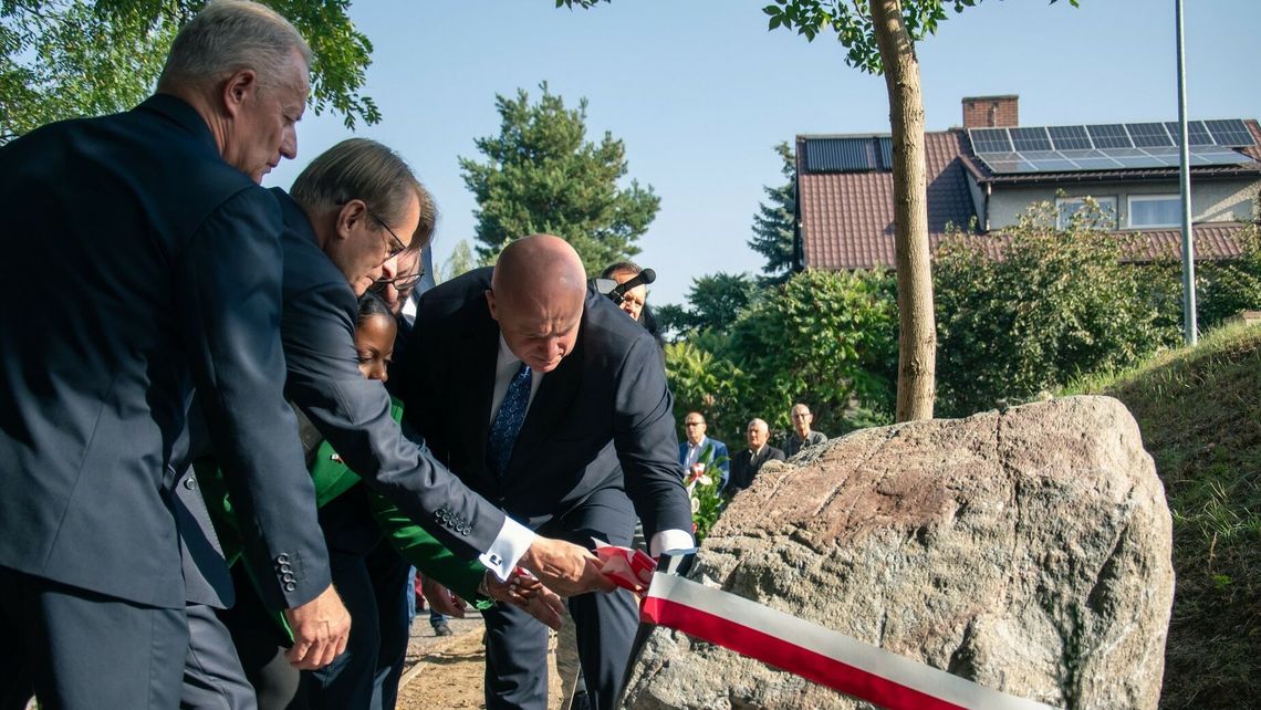 Pamięć jest naszym obowiązkiem. W Serokomli odsłonięto tablicę upamiętniającą mord Żydów w 1942 roku