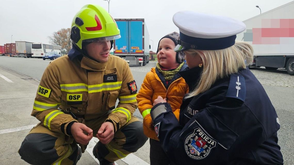 Pamięci Ofiar Wypadków Drogowych. Policjanci rozdają odblaski i edukują kierowców