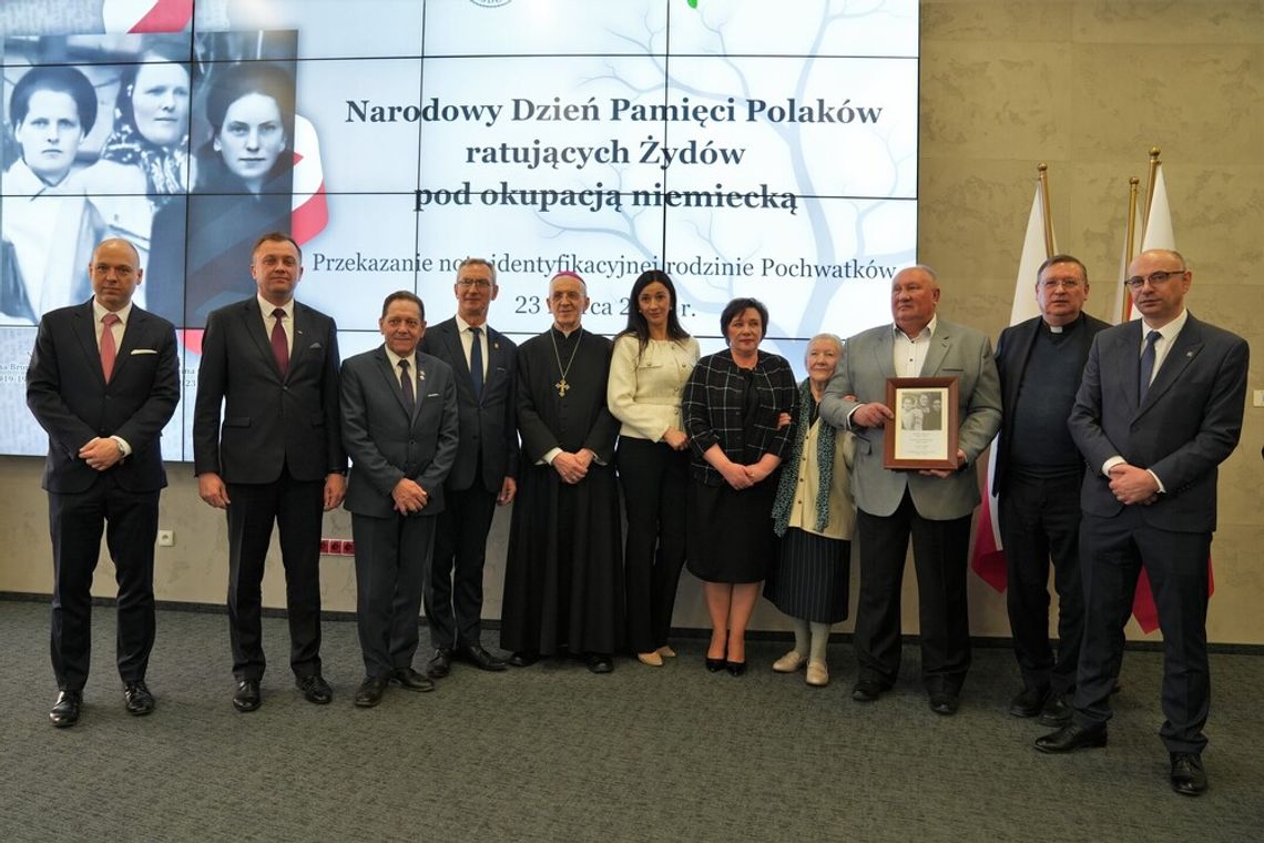 Plansze wystawy o rodzinie Ulmów przy Poczcie Głównej w Lublinie; ekspozycja przypomina o losach Polaków, którzy zostali zamordowani przez Niemców za ukrywanie Żydów.