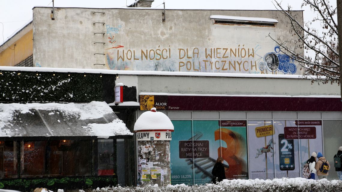 Pan Dariusz miał 18 lat. Rodzicom powiedział, że idzie pobiegać. Po 40 latach lepiej widać napis, który kłuł w oczy komunistów
