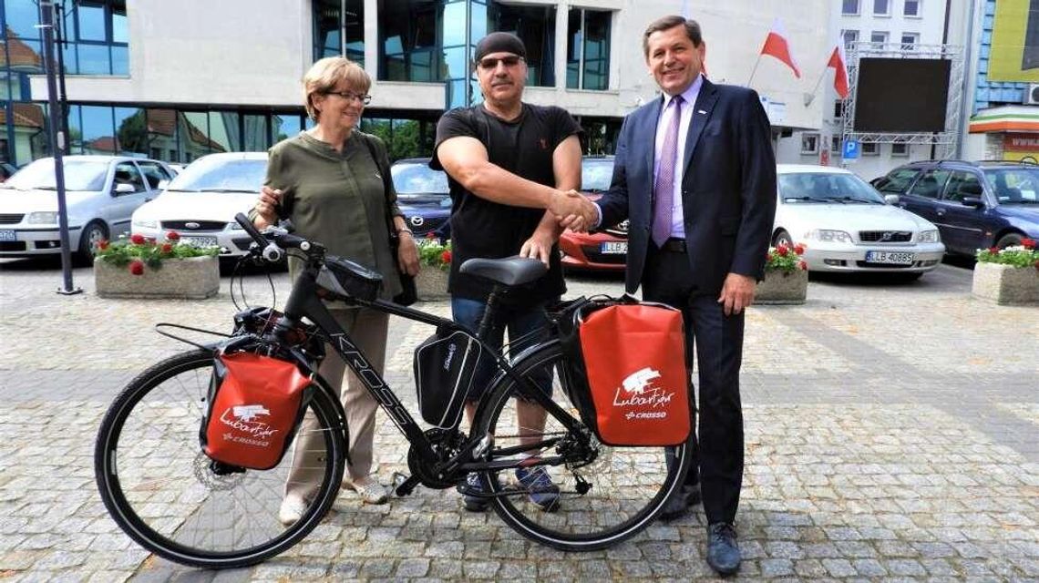 Pan Janusz jedzie rowerem dookoła Polski. Dla 2-letniej Bianki