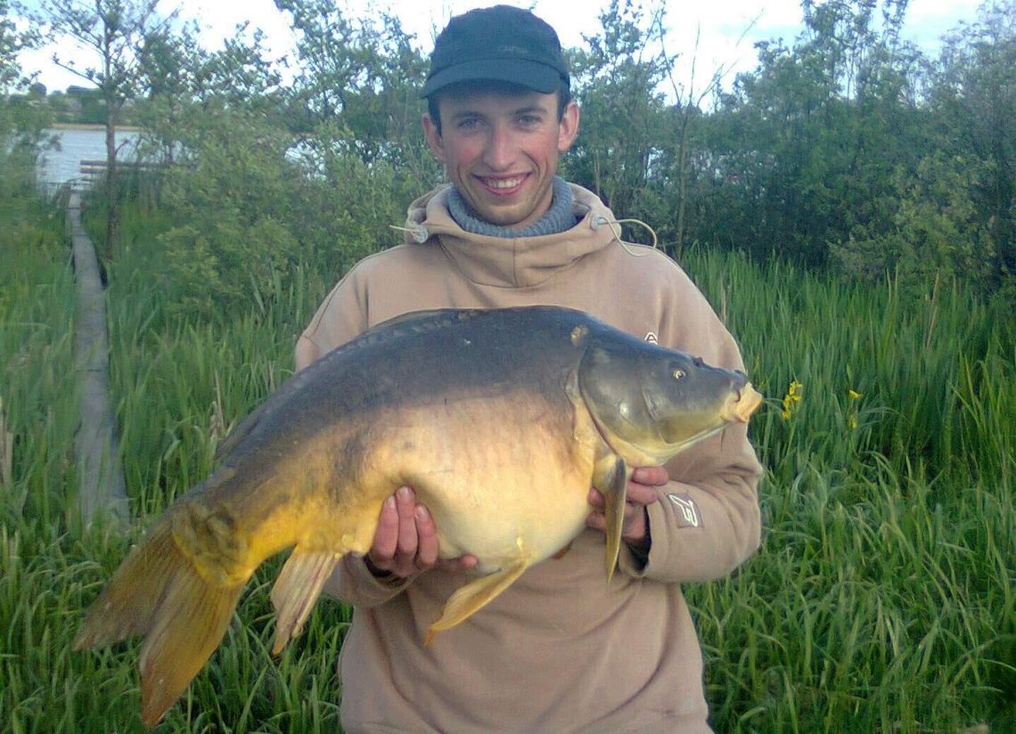 Pan Marek złowił wielkiego karpia