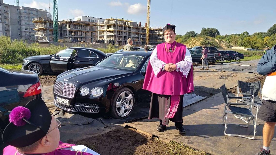 Pan Mariusz arcybiskupem w "Klerze". "Znalazłem się tam właściwie przez przypadek"