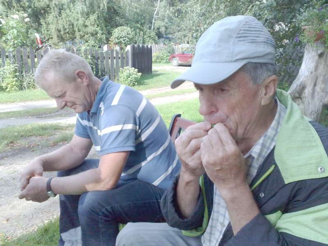 Pan Piotr koncertuje grając na liściu 