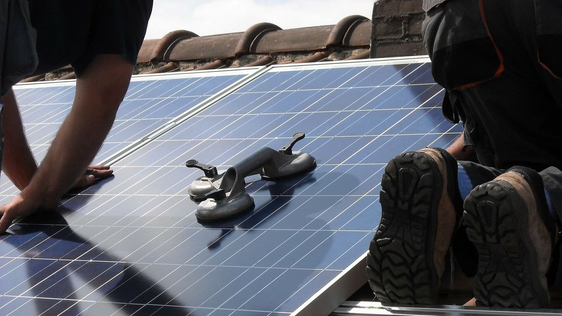 Panele nie tylko na domach, firmy też chcą prądu ze słońca Panele nie tylko na domach, firmy też chcą prądu ze słońca