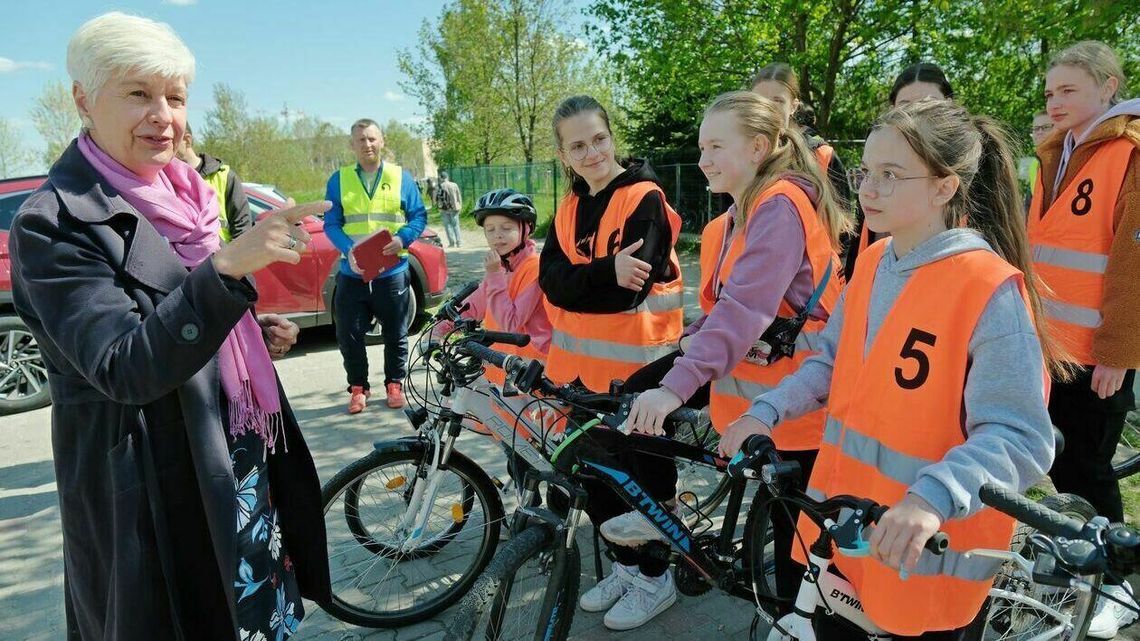 Pani ambasador i egzamin na kartę rowerową w systemie holenderskim. Zdjęcia Pani ambasador i egzamin na kartę rowerową w systemie holenderskim. Zdjęcia