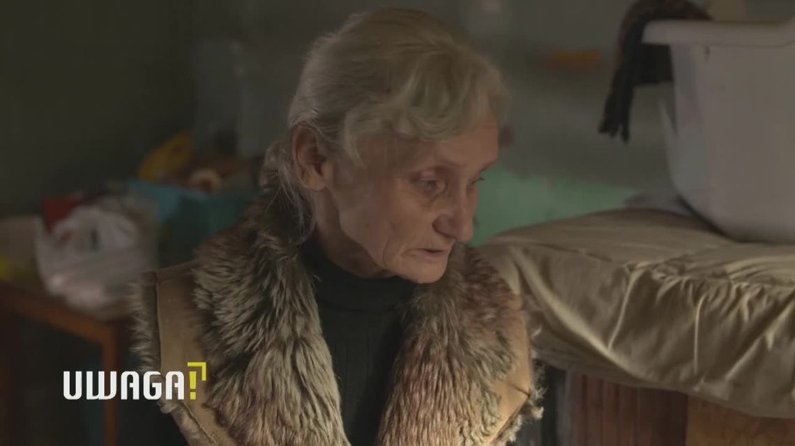 Pani Cecylia mieszka w zrujnowanej stajni. W nocy z synem owijają się folią