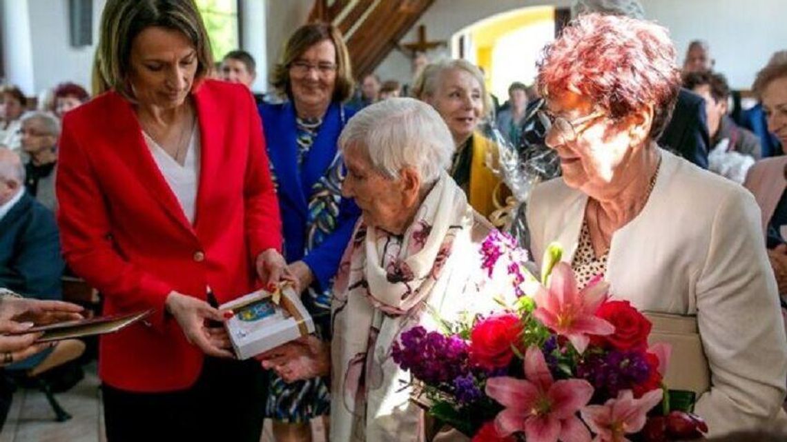 Pani Zofia ma 100 lat. Na urodzinach było 100 gości i 100 róż